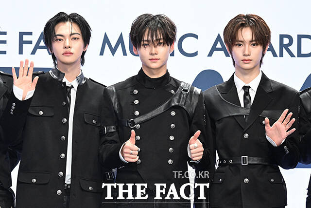 <더팩트>가 주최하고 팬앤스타와 UCW가 주관하는 ‘2026 더팩트 뮤직 어워즈(2026 THE FACT MUSIC AWARDS, TMA)’가 19일 오후 부산 연제구 부산아시아드주경기장에서 열린 가운데 그룹 알파드라이브원(ALPHA DRIVE ONE)의 준서와 아르노, 리오, 상원, 안신, 씬롱, 상현(왼쪽부터)이 블루카펫을 밟고 있다. /부산아시아드주경기장=김성렬 기자