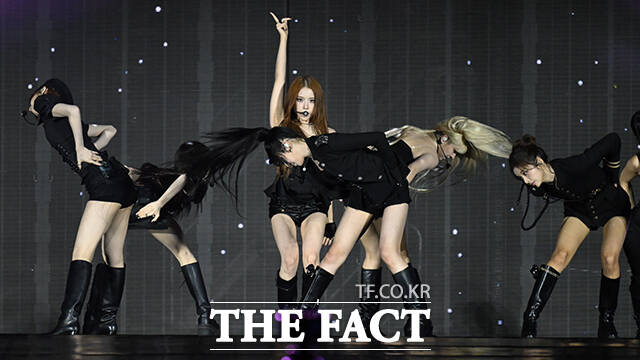 <더팩트>가 주최하고 팬앤스타와 UCW가 주관하는 ‘2026 더팩트 뮤직 어워즈(2026 THE FACT MUSIC AWARDS, TMA)’가 19일 오후 부산 연제구 부산아시아드주경기장에서 열린 가운데 그룹 엔믹스가 화려한 무대를 펼치고 있다. /부산아시아드주경기장=남윤호 기자