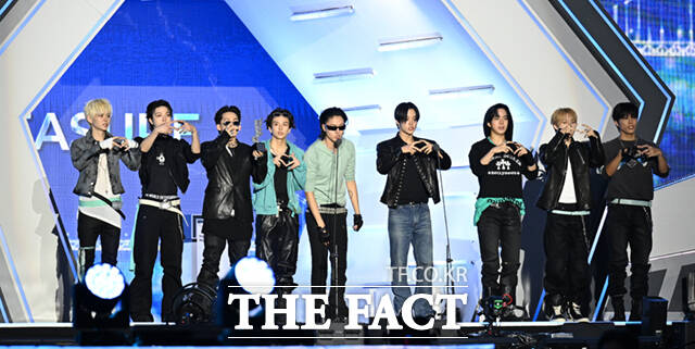 <더팩트>가 주최하고 팬앤스타와 UCW가 주관하는 ‘2026 더팩트 뮤직 어워즈(2026 THE FACT MUSIC AWARDS, TMA)’가 19일 오후 부산 연제구 부산아시아드주경기장에서 열린 가운데 그룹 트레저(TREASURE)의 요시와 소정환, 최현석, 아사히, 하루토, 지훈, 도영, 윤재혁, 박정우(왼쪽부터)가 '올해의 아티스트'를 수상한 뒤 소감을 밝히고 있다. /부산아시아드주경기장=이새롬 기자