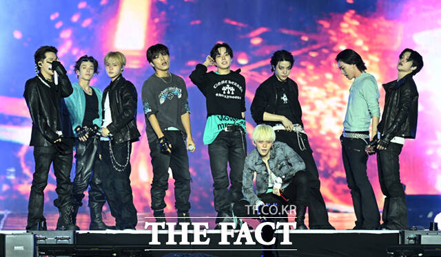 <더팩트>가 주최하고 팬앤스타와 UCW가 주관하는 ‘2026 더팩트 뮤직 어워즈(2026 THE FACT MUSIC AWARDS, TMA)’가 19일 오후 부산 연제구 부산아시아드주경기장에서 열린 가운데 그룹 트레저(TREASURE)가 화려한 무대를 펼치고 있다. /부산아시아드주경기장=이새롬 기자