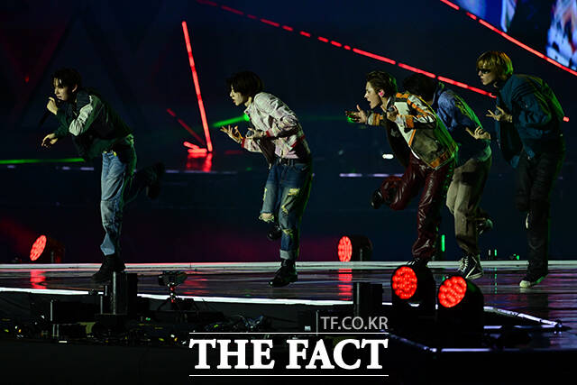 <더팩트>가 주최하고 팬앤스타와 UCW가 주관하는 ‘2026 더팩트 뮤직 어워즈(2026 THE FACT MUSIC AWARDS, TMA)’가 19일 오후 부산 연제구 부산아시아드주경기장에서 열린 가운데 그룹 코르티스가 화려한 무대를 펼치고 있다. /부산아시아드주경기장=남윤호 기자