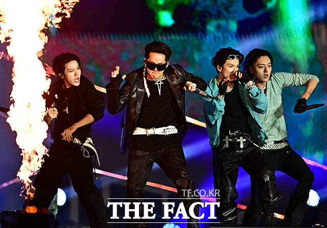 <더팩트>가 주최하고 팬앤스타와 UCW가 주관하는 ‘2026 더팩트 뮤직 어워즈(2026 THE FACT MUSIC AWARDS, TMA)’가 19일 오후 부산 연제구 부산아시아드주경기장에서 열린 가운데 트레저(TREASURE)가 화려한 무대를 펼치고 있다. /부산아시아드주경기장=배정한 기자