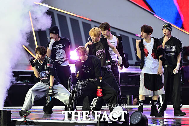 <더팩트>가 주최하고 팬앤스타와 UCW가 주관하는 ‘2026 더팩트 뮤직 어워즈(2026 THE FACT MUSIC AWARDS, TMA)’가 19일 오후 부산 연제구 부산아시아드주경기장에서 열린 가운데 그룹 클로즈 유어 아이즈가 화려한 오프닝 무대를 펼치고 있다. /부산아시아드주경기장=남윤호 기자