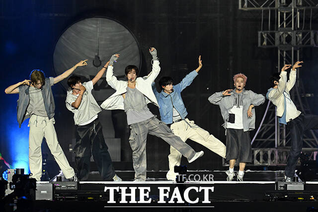 [더팩트ㅣ부산아시아드주경기장=남용희 기자] <더팩트>가 주최하고 팬앤스타와 UCW가 주관하는 ‘2026 더팩트 뮤직 어워즈(2026 THE FACT MUSIC AWARDS, TMA)’가 19일 오후 부산 연제구 부산아시아드주경기장에서 열린 가운데 그룹 라이즈(RIIZE)가 화려한 무대를 펼치고 있다.
