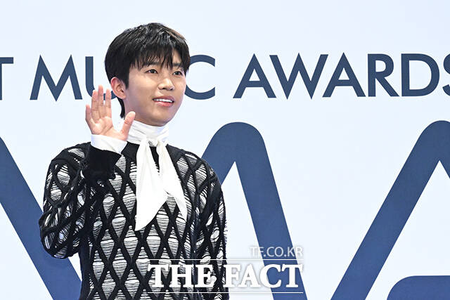 <더팩트>가 주최하고 팬앤스타와 UCW가 주관하는 ‘2026 더팩트 뮤직 어워즈(2026 THE FACT MUSIC AWARDS, TMA)’가 19일 오후 부산 연제구 부산아시아드주경기장에서 열린 가운데 가수 임영웅이 블루카펫을 밟고 있다. /부산아시아드주경기장=김성렬 기자