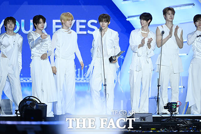 <더팩트>가 주최하고 팬앤스타와 UCW가 주관하는 ‘2026 더팩트 뮤직 어워즈(2026 THE FACT MUSIC AWARDS, TMA)’가 19일 오후 부산 연제구 부산아시아드주경기장에서 열린 가운데 그룹 클로즈 유어 아이즈 켄신과 송승호, 장여준, 전민욱, 김성민, 마징시앙, 서경배(왼쪽부터)가 '글로벌 핫 트렌드상'을 수상하고 있다. /부산아시아드주경기장=박헌우 기자