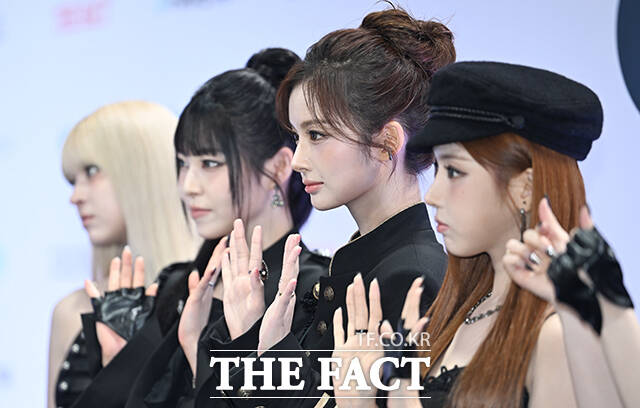 <더팩트>가 주최하고 팬앤스타와 UCW가 주관하는 ‘2026 더팩트 뮤직 어워즈(2026 THE FACT MUSIC AWARDS, TMA)’가 19일 오후 부산 연제구 부산아시아드주경기장에서 열린 가운데 엔믹스 해원(왼쪽)과 설윤이 블루카펫을 밟고 있다. /부산아시아드주경기장=박헌우 기자