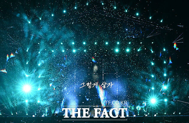 <더팩트>가 주최하고 팬앤스타와 UCW가 주관하는 ‘2026 더팩트 뮤직 어워즈(2026 THE FACT MUSIC AWARDS, TMA)’가 19일 오후 부산 연제구 부산아시아드주경기장에서 열린 가운데 가수 임영웅이 화려한 무대를 펼치고 있다. /부산아시아드주경기장=서예원 기자