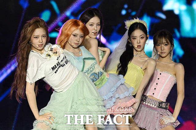 <더팩트>가 주최하고 팬앤스타와 UCW가 주관하는 ‘2026 더팩트 뮤직 어워즈(2026 THE FACT MUSIC AWARDS, TMA)’가 19일 오후 부산 연제구 부산아시아드주경기장에서 열린 가운데 그룹 키키(KiiiKiii)의 키야와 하음, 수이, 이솔, 지유(왼쪽부터)가 화려한 무대를 펼치고 있다. /부산아시아드경기장=남용희 기자