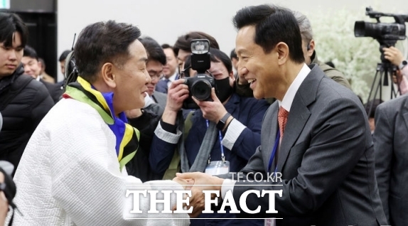2025년 2월 28일 당시 김관영 전북도지사가 서울 송파구 올림픽파크텔에서 열린 2025년도 대한체육회 정기대의원 총회에서 전북이 2036년 하계올림픽대회 유치 후보 도시에 선정된 후 오세훈 서울시장과 악수를 하고 있다. /더팩트 DB