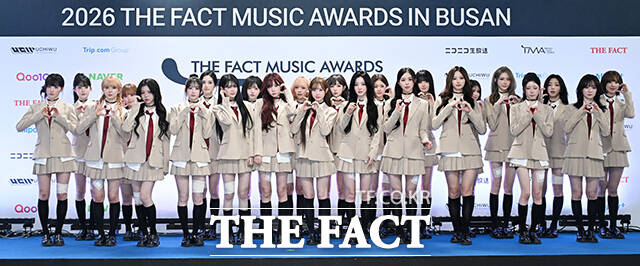 <더팩트>가 주최하고 팬앤스타와 UCW가 주관하는 ‘2026 더팩트 뮤직 어워즈(2026 THE FACT MUSIC AWARDS, TMA)’가 19일 오후 부산 연제구 부산아시아드주경기장에서 열린 가운데 그룹 트리플에스(tripleS)의 지연과 서아, 설린, 채원, 시온, 하연, 주빈, 린, 마유, 신위, 소현, 니엔, 서연, 혜린, 지우, 채연, 유연, 수민, 나경, 유빈, 카에데, 다현, 코토네, 연지(왼쪽 위부터 시계 방향으로)가 블루카펫을 밟고 있다. /부산아시아드주경기장=김성렬 기자