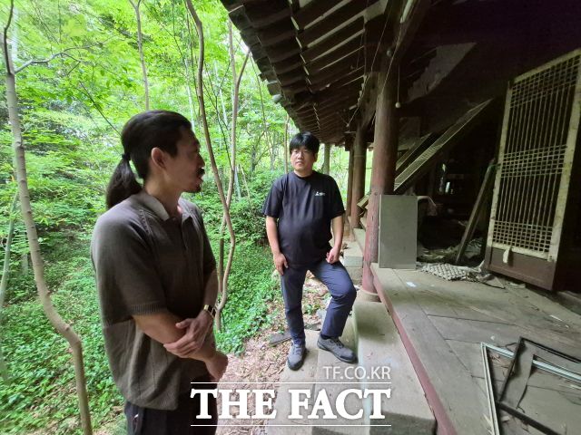 지난 6월 24일 소천재를 방문, 조사하고 있는 강동수 배무이 대표와 강성호 전남대 연구교수 모습. /배무이