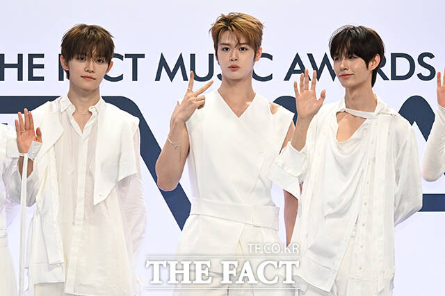 <더팩트>가 주최하고 팬앤스타와 UCW가 주관하는 ‘2026 더팩트 뮤직 어워즈(2026 THE FACT MUSIC AWARDS, TMA)’가 19일 오후 부산 연제구 부산아시아드주경기장에서 열린 가운데 그룹 클로즈 유어 아이즈(CLOSE YOUR EYES)의 켄신과 송승호, 전민욱, 마징시앙, 김성민, 장여준, 서경배(왼쪽부터)가 블루카펫을 밟고 있다. /부산아시아드주경기장=김성렬 기자