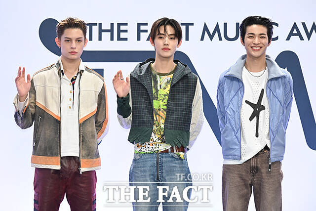 <더팩트>가 주최하고 팬앤스타와 UCW가 주관하는 ‘2026 더팩트 뮤직 어워즈(2026 THE FACT MUSIC AWARDS, TMA)’가 19일 오후 부산 연제구 부산아시아드주경기장에서 열린 가운데 그룹 코르티스(CORTIS)의 제임스, 성현, 건호, 주훈, 마틴(왼쪽부터)이 블루카펫을 밟고 있다. /부산아시아드주경기장=김성렬 기자