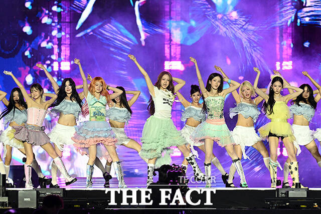 [더팩트ㅣ부산아시아드주경기장=남용희 기자] <더팩트>가 주최하고 팬앤스타와 UCW가 주관하는 ‘2026 더팩트 뮤직 어워즈(2026 THE FACT MUSIC AWARDS, TMA)’가 19일 오후 부산 연제구 부산아시아드주경기장에서 열린 가운데 그룹 키키(KiiiKiii)가 화려한 무대를 펼치고 있다.