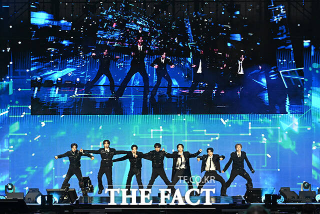 <더팩트>가 주최하고 팬앤스타와 UCW가 주관하는 ‘2026 더팩트 뮤직 어워즈(2026 THE FACT MUSIC AWARDS, TMA)’가 19일 오후 부산 연제구 부산아시아드주경기장에서 열린 가운데 그룹 알파드라이브원(ALPHA DRIVE ONE) 준서, 안신, 아르노, 상원, 리오, 씬롱, 상현(왼쪽부터)이 화려한 무대를 펼치고 있다. /부산아시아드경기장=남용희 기자