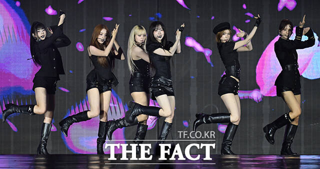 <더팩트>가 주최하고 팬앤스타와 UCW가 주관하는 ‘2026 더팩트 뮤직 어워즈(2026 THE FACT MUSIC AWARDS, TMA)’가 19일 오후 부산 연제구 부산아시아드주경기장에서 열린 가운데 그룹 엔믹스가 화려한 무대를 펼치고 있다. /부산아시아드주경기장=남윤호 기자