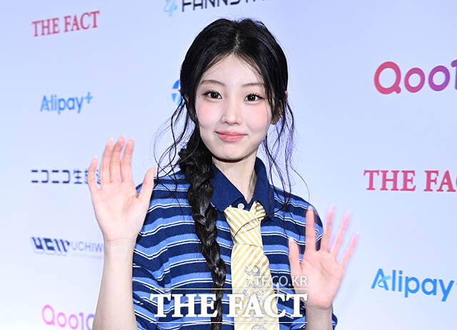 <더팩트>가 주최하고 팬앤스타와 UCW가 주관하는 ‘2026 더팩트 뮤직 어워즈(2026 THE FACT MUSIC AWARDS, TMA)’가 19일 오후 부산 연제구 부산아시아드주경기장에서 열린 가운데 아일릿 원희가 블루카펫을 밟고 있다. /부산아시아드주경기장=박헌우 기자