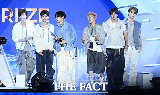 <더팩트>가 주최하고 팬앤스타와 UCW가 주관하는 ‘2026 더팩트 뮤직 어워즈(2026 THE FACT MUSIC AWARDS, TMA)’가 19일 오후 부산 연제구 부산아시아드주경기장에서 열린 가운데 그룹 라이즈의 쇼타로, 원빈, 앤톤, 소희, 은석, 성찬(왼쪽부터)이 '뮤즈 오브 더 이어'를 수상한 뒤 소감을 밝히고 있다. /부산아시아드주경기장=박헌우 기자