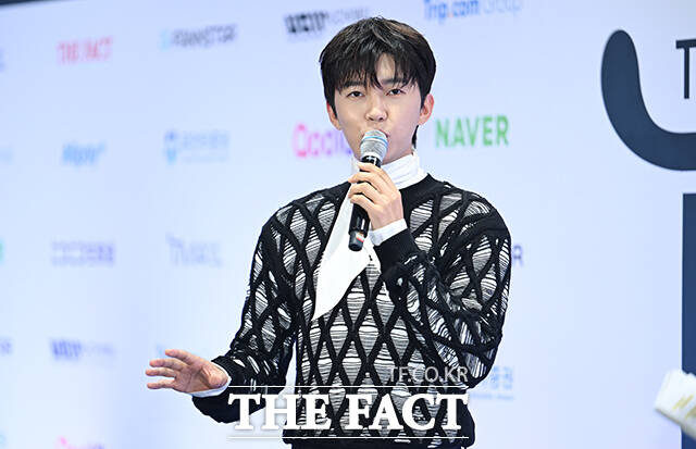 <더팩트>가 주최하고 팬앤스타와 UCW가 주관하는 ‘2026 더팩트 뮤직 어워즈(2026 THE FACT MUSIC AWARDS, TMA)’가 19일 오후 부산 연제구 부산아시아드주경기장에서 열린 가운데 임영웅이 블루카펫을 밟고 있다. /부산아시아드주경기장=박헌우 기자