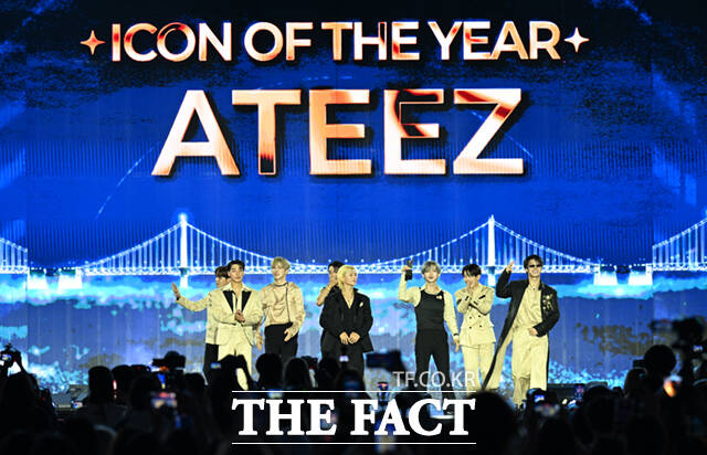 <더팩트>가 주최하고 팬앤스타와 UCW가 주관하는 ‘2026 더팩트 뮤직 어워즈(2026 THE FACT MUSIC AWARDS, TMA)’가 19일 오후 부산 연제구 부산아시아드주경기장에서 열린 가운데 그룹 에이티즈(ATEEZ)가 '대상 ICON OF THE YEAR'를 수상한 뒤 소감을 밝히고 있다. /부산아시아드주경기장=이새롬 기자