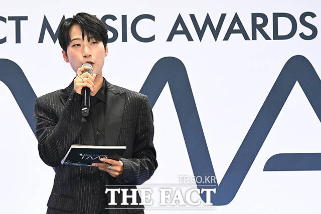 <더팩트>가 주최하고 팬앤스타와 UCW가 주관하는 ‘2026 더팩트 뮤직 어워즈(2026 THE FACT MUSIC AWARDS, TMA)’가 19일 오후 부산 연제구 부산아시아드주경기장에서 열린 가운데 방송인 재재가 블루카펫 진행을 하고 있다. /부산아시아드주경기장=김성렬 기자