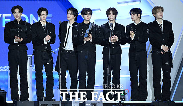 <더팩트>가 주최하고 팬앤스타와 UCW가 주관하는 ‘2026 더팩트 뮤직 어워즈(2026 THE FACT MUSIC AWARDS, TMA)’가 19일 오후 부산 연제구 부산아시아드주경기장에서 열린 가운데 그룹 알파드라이브원의 상원(왼쪽)과 준서가 '올해의 아티스트' 상을 수상하고 있다. /부산아시아드주경기장=박헌우 기자