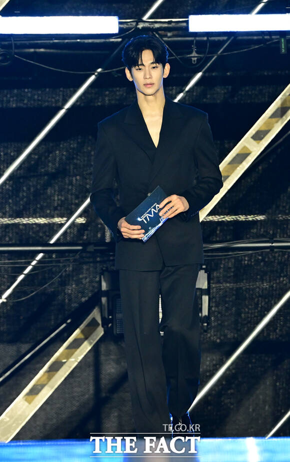 <더팩트>가 주최하고 팬앤스타와 UCW가 주관하는 ‘2026 더팩트 뮤직 어워즈(2026 THE FACT MUSIC AWARDS, TMA)’가 19일 오후 부산 연제구 부산아시아드주경기장에서 열린 가운데 배우 김수현이 시상자로 등장하고 있다. /부산아시아드주경기장=이새롬 기자
