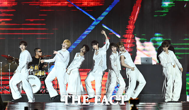 <더팩트>가 주최하고 팬앤스타와 UCW가 주관하는 ‘2026 더팩트 뮤직 어워즈(2026 THE FACT MUSIC AWARDS, TMA)’가 19일 오후 부산 연제구 부산아시아드주경기장에서 열린 가운데 그룹 클로즈 유어 아이즈(CLOSE YOUR EYES)가 화려한 무대를 펼치고 있다. /부산아시아드주경기장=이새롬 기자