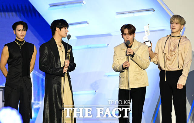 <더팩트>가 주최하고 팬앤스타와 UCW가 주관하는 ‘2026 더팩트 뮤직 어워즈(2026 THE FACT MUSIC AWARDS, TMA)’가 19일 오후 부산 연제구 부산아시아드주경기장에서 열린 가운데 그룹 에이티즈(ATEEZ)가 '올해의 아티스트'를 수상한 뒤 소감을 밝히고 있다. /부산아시아드주경기장=이새롬 기자