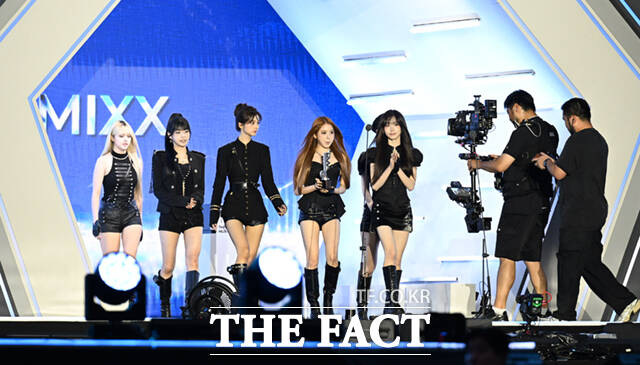 <더팩트>가 주최하고 팬앤스타와 UCW가 주관하는 ‘2026 더팩트 뮤직 어워즈(2026 THE FACT MUSIC AWARDS, TMA)’가 19일 오후 부산 연제구 부산아시아드주경기장에서 열린 가운데 그룹 엔믹스(NMIXX)의 릴리와 규진, 설윤, 지우, 해원, 베이(왼쪽부터)가 '올해의 아티스트'를 수상한 뒤 소감을 밝히고 있다. /부산아시아드주경기장=이새롬 기자