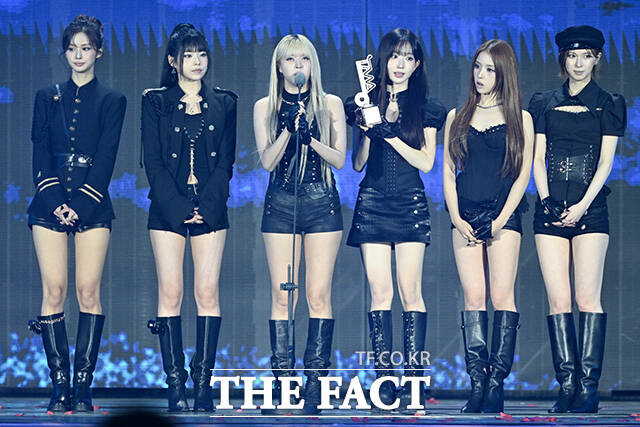 <더팩트>가 주최하고 팬앤스타와 UCW가 주관하는 ‘2026 더팩트 뮤직 어워즈(2026 THE FACT MUSIC AWARDS, TMA)’가 19일 오후 부산 연제구 부산아시아드주경기장에서 열린 가운데 그룹 엔믹스(NMIXX)가 'SOUND OF THE YEAR'상을 수상한 뒤 소감을 밝히고 있다. /부산아시아드주경기장=김성렬 기자