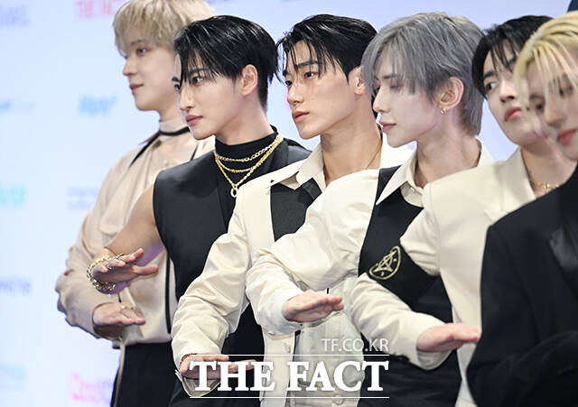 <더팩트>가 주최하고 팬앤스타와 UCW가 주관하는 ‘2026 더팩트 뮤직 어워즈(2026 THE FACT MUSIC AWARDS, TMA)’가 19일 오후 부산 연제구 부산아시아드주경기장에서 열린 가운데 에이티즈 산이 블루카펫을 밟고 있다. /부산아시아드주경기장=박헌우 기자