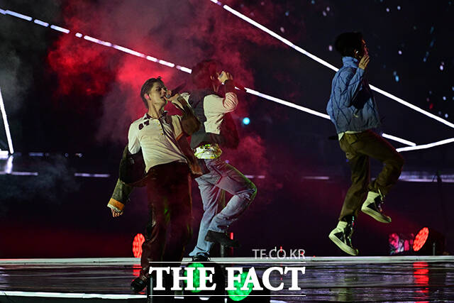 <더팩트>가 주최하고 팬앤스타와 UCW가 주관하는 ‘2026 더팩트 뮤직 어워즈(2026 THE FACT MUSIC AWARDS, TMA)’가 19일 오후 부산 연제구 부산아시아드주경기장에서 열린 가운데 그룹 코르티스가 화려한 무대를 펼치고 있다. /부산아시아드주경기장=남윤호 기자