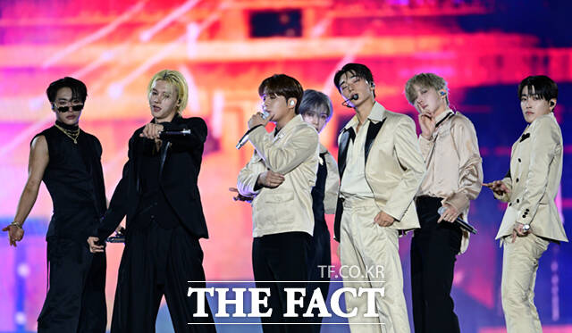 <더팩트>가 주최하고 팬앤스타와 UCW가 주관하는 ‘2026 더팩트 뮤직 어워즈(2026 THE FACT MUSIC AWARDS, TMA)’가 19일 오후 부산 연제구 부산아시아드주경기장에서 열린 가운데 가수 에이티즈(ATEEZ)가 화려한 무대를 펼치고 있다. /부산아시아드주경기장=이새롬 기자