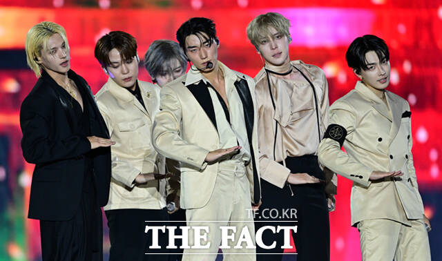<더팩트>가 주최하고 팬앤스타와 UCW가 주관하는 ‘2026 더팩트 뮤직 어워즈(2026 THE FACT MUSIC AWARDS, TMA)’가 19일 오후 부산 연제구 부산아시아드주경기장에서 열린 가운데 가수 에이티즈(ATEEZ)가 화려한 무대를 펼치고 있다. /부산아시아드주경기장=이새롬 기자