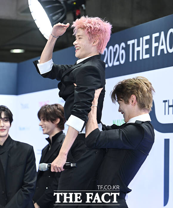 <더팩트>가 주최하고 팬앤스타와 UCW가 주관하는 ‘2026 더팩트 뮤직 어워즈(2026 THE FACT MUSIC AWARDS, TMA)’가 19일 오후 부산 연제구 부산아시아드주경기장에서 열린 가운데 라이즈 소희(왼쪽)와 성찬이 블루카펫을 밟고 있다. /부산아시아드주경기장=박헌우 기자