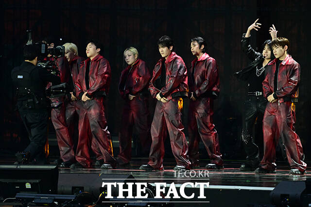<더팩트>가 주최하고 팬앤스타와 UCW가 주관하는 ‘2026 더팩트 뮤직 어워즈(2026 THE FACT MUSIC AWARDS, TMA)’가 19일 오후 부산 연제구 부산아시아드주경기장에서 열린 가운데 그룹 싸이커스가 화려한 오프닝 무대를 펼치고 있다. /부산아시아드주경기장=남윤호 기자