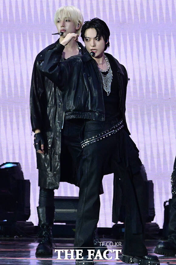 <더팩트>가 주최하고 팬앤스타와 UCW가 주관하는 ‘2026 더팩트 뮤직 어워즈(2026 THE FACT MUSIC AWARDS, TMA)’가 19일 오후 부산 연제구 부산아시아드주경기장에서 열린 가운데 그룹 싸이커스가 화려한 오프닝 무대를 펼치고 있다. /부산아시아드주경기장=남윤호 기자