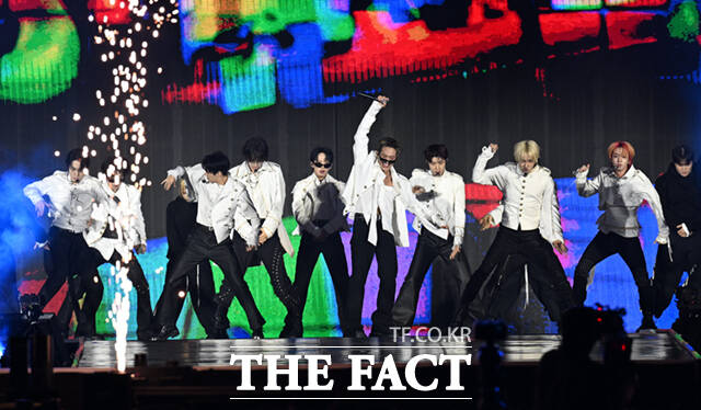 <더팩트>가 주최하고 팬앤스타와 UCW가 주관하는 ‘2026 더팩트 뮤직 어워즈(2026 THE FACT MUSIC AWARDS, TMA)’가 19일 오후 부산 연제구 부산아시아드주경기장에서 열린 가운데 그룹 싸이커스(xikers)가 화려한 무대를 펼치고 있다. /부산아시아드주경기장=이새롬 기자