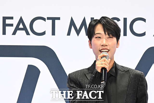 <더팩트>가 주최하고 팬앤스타와 UCW가 주관하는 ‘2026 더팩트 뮤직 어워즈(2026 THE FACT MUSIC AWARDS, TMA)’가 19일 오후 부산 연제구 부산아시아드주경기장에서 열린 가운데 방송인 재재가 블루카펫 진행을 하고 있다. /부산아시아드주경기장=김성렬 기자