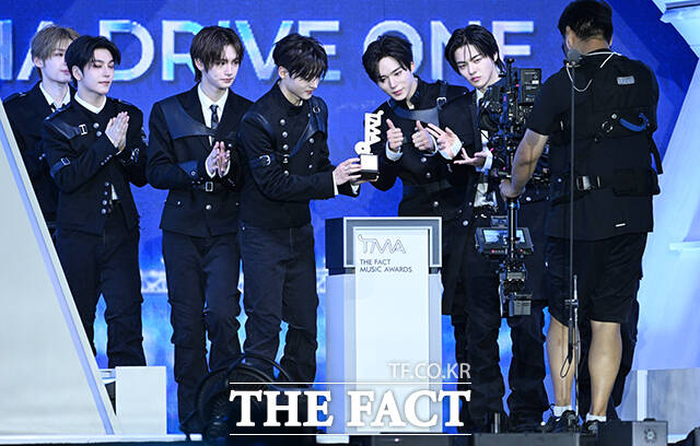 <더팩트>가 주최하고 팬앤스타와 UCW가 주관하는 ‘2026 더팩트 뮤직 어워즈(2026 THE FACT MUSIC AWARDS, TMA)’가 19일 오후 부산 연제구 부산아시아드주경기장에서 열린 가운데 그룹 알파드라이브원의 상원(왼쪽)과 준서가 '올해의 아티스트' 상을 수상하고 있다. /부산아시아드주경기장=박헌우 기자