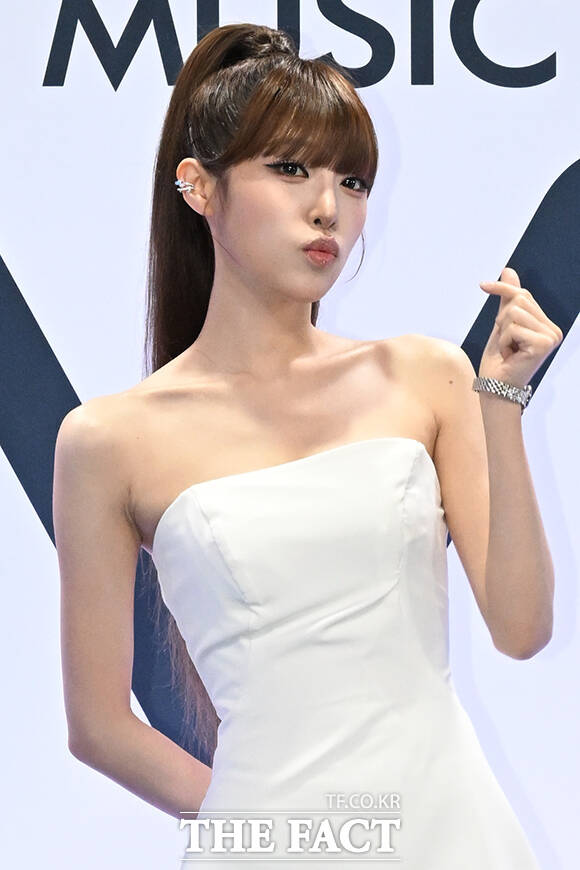 <더팩트>가 주최하고 팬앤스타와 UCW가 주관하는 ‘2026 더팩트 뮤직 어워즈(2026 THE FACT MUSIC AWARDS, TMA)’가 19일 오후 부산 연제구 부산아시아드주경기장에서 열린 가운데 가수 최예나가 블루카펫을 밟고 있다. /부산아시아드주경기장=김성렬 기자