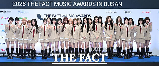 <더팩트>가 주최하고 팬앤스타와 UCW가 주관하는 ‘2026 더팩트 뮤직 어워즈(2026 THE FACT MUSIC AWARDS, TMA)’가 19일 오후 부산 연제구 부산아시아드주경기장에서 열린 가운데 그룹 트리플에스(tripleS)의 지연과 서아, 설린, 채원, 시온, 하연, 주빈, 린, 마유, 신위, 소현, 니엔, 서연, 혜린, 지우, 채연, 유연, 수민, 나경, 유빈, 카에데, 다현, 코토네, 연지(왼쪽 위부터 시계 방향으로)가 블루카펫을 밟고 있다. /부산아시아드주경기장=김성렬 기자