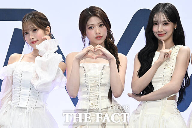 <더팩트>가 주최하고 팬앤스타와 UCW가 주관하는 ‘2026 더팩트 뮤직 어워즈(2026 THE FACT MUSIC AWARDS, TMA)’가 19일 오후 부산 연제구 부산아시아드주경기장에서 열린 가운데 그룹 리센느(RESCENE)의 리브와 메이, 제나, 원이, 미나미(왼쪽부터)가 블루카펫을 밟고 있다. /부산아시아드주경기장=김성렬 기자
