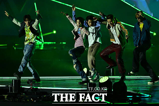 <더팩트>가 주최하고 팬앤스타와 UCW가 주관하는 ‘2026 더팩트 뮤직 어워즈(2026 THE FACT MUSIC AWARDS, TMA)’가 19일 오후 부산 연제구 부산아시아드주경기장에서 열린 가운데 그룹 코르티스가 화려한 무대를 펼치고 있다. /부산아시아드주경기장=남윤호 기자