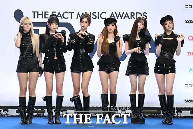 <더팩트>가 주최하고 팬앤스타와 UCW가 주관하는 ‘2026 더팩트 뮤직 어워즈(2026 THE FACT MUSIC AWARDS, TMA)’가 19일 오후 부산 연제구 부산아시아드주경기장에서 열린 가운데 그룹 엔믹스(NMIXX)의 릴리와 규진, 설윤, 지우, 해원, 배이(왼쪽부터)가 블루카펫을 밟고 있다. /부산아시아드주경기장=김성렬 기자