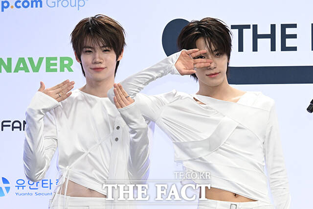 <더팩트>가 주최하고 팬앤스타와 UCW가 주관하는 ‘2026 더팩트 뮤직 어워즈(2026 THE FACT MUSIC AWARDS, TMA)’가 19일 오후 부산 연제구 부산아시아드주경기장에서 열린 가운데 그룹 클로즈 유어 아이즈(CLOSE YOUR EYES)의 켄신과 송승호, 전민욱, 마징시앙, 김성민, 장여준, 서경배(왼쪽부터)가 블루카펫을 밟고 있다. /부산아시아드주경기장=김성렬 기자