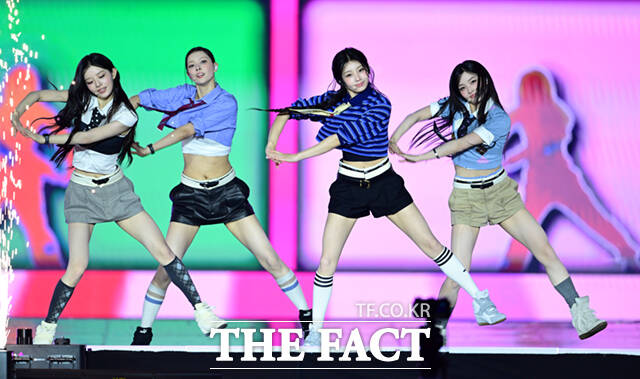 <더팩트>가 주최하고 팬앤스타와 UCW가 주관하는 ‘2026 더팩트 뮤직 어워즈(2026 THE FACT MUSIC AWARDS, TMA)’가 19일 오후 부산 연제구 부산아시아드주경기장에서 열린 가운데 그룹 아일릿(ILLIT)의 민주와 윤아, 원희, 이로하(왼쪽부터)가 화려한 무대를 펼치고 있다. /부산아시아드주경기장=이새롬 기자