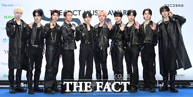 <더팩트>가 주최하고 팬앤스타와 UCW가 주관하는 ‘2026 더팩트 뮤직 어워즈(2026 THE FACT MUSIC AWARDS, TMA)’가 19일 오후 부산 연제구 부산아시아드주경기장에서 열린 가운데 그룹 싸이커스(xikers)의 헌터와 진식, 현우, 수민, 민재, 유준, 준민, 예찬, 정훈, 세은(왼쪽부터)이 블루카펫을 밟고 있다. /부산아시아드주경기장=김성렬 기자